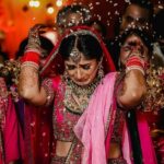 Bride-Throwing-Rice-in-Vidaai